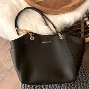 MICHAEL KORS LG CHAIN SHOULDER TOTE BLACK